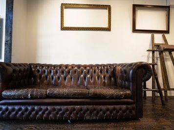 アンティークソファは3人掛けソファ・１人掛けソファをご用意。 - アンティーク撮影スタジオunikk【渋谷STUDIO】 Cスタジオの室内の写真