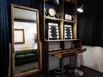 メイク・フィッティングスペース。(女優ミラー×2、全身鏡×1)メイク・フィッティングスペースを完備しているため、出演者さまも安心してお呼びいただけます。 - アンティーク撮影スタジオunikk【渋谷STUDIO】 Cスタジオの室内の写真