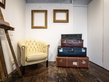 アンティーク額縁やトランクなど数多くご用意。 - アンティーク撮影スタジオunikk【渋谷STUDIO】 Cスタジオの室内の写真