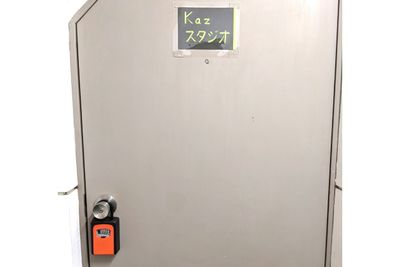 Kazスタジオ 駅１分/大型鏡/ダンススタジオ ・会議室・整体・エステの入口の写真