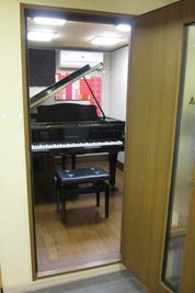 ヴァーヴミュージックスクール Aスタジオの室内の写真