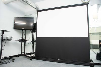 80インチスクリーンだけでなく、32インチのモニターも常備！
モニターでテレビも見れます！ - ブルースペース神田（貸スペース） レンタルスペース・ダンススタジオの設備の写真