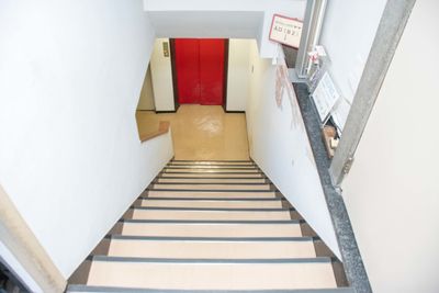 地下に下がる階段です。エレベーターも使用可能です。（他の階には絶対に行かないで下さい。） - ブルースペース神田（貸スペース） レンタルスペース・ダンススタジオの入口の写真