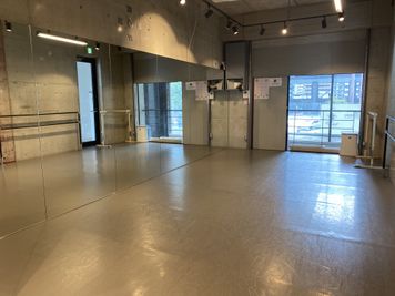 JR難波駅徒歩１分！床面リノリウム、片面壁鏡張り、少人数のヨガやダンス、トレーニングに最適。 - AR studio
