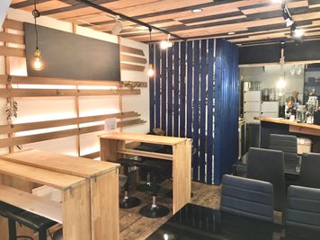 アタリ　ギャラリーカフェバー 多目的スペースの室内の写真