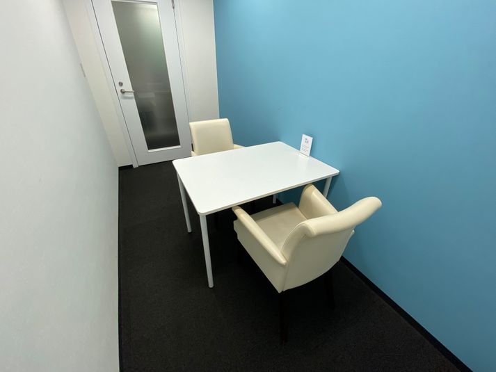 コンファレンス東京(新宿） MeetingRoomA※2名の室内の写真