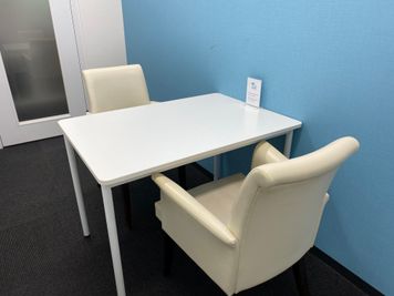 コンファレンス東京(新宿） MeetingRoomA※2名の室内の写真