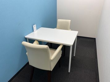 コンファレンス東京(新宿） MeetingRoomA※2名の室内の写真