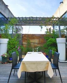 中庭・テラス
〜12名様
BBQもご利用可能 - イルコルティーレ バンケットルームの室内の写真