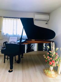 お部屋にはグランドピアノがあります♪
一日借りても５００円！😳✨
県内最安の価格です🎵 - レンタルスペース『サン・ユーロ』 会議室・サロン・レンタルピアノの室内の写真