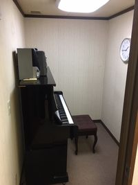 横浜ジャム音楽学院 アップライトピアノ練習室の室内の写真