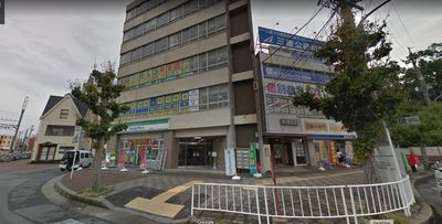 近鉄津駅の西口を出てすぐに画像の1Fがファミリーマートの建物の5階です。 - オムニバ「津駅前」 近鉄津駅西口徒歩1分の好立地の入口の写真