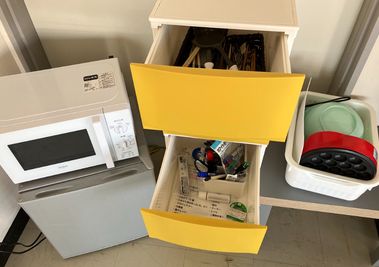 《備品》
冷蔵庫、電子レンジ、電気ケトル、ホットプレート、たこ焼き器 - オムニバ「津駅前」 近鉄津駅西口徒歩1分の好立地の設備の写真