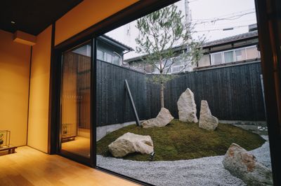 「七条みやび」明治４５年の町家 多目的スペースの室内の写真