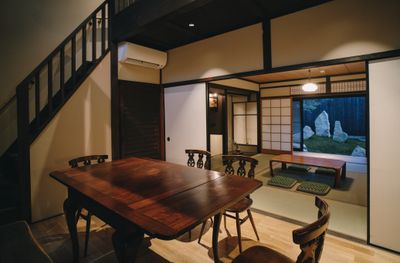 「七条みやび」明治４５年の町家 多目的スペースの室内の写真