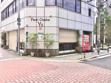 目につきやすく、高級な心斎橋エリアでは希少な駅チカ１階角地スペースです - Feel Osaka Yu 【屋外B】明るい路面スペースの室内の写真