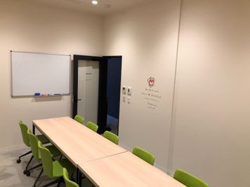 YOLO BASE ミーティングルーム（多目的）の室内の写真