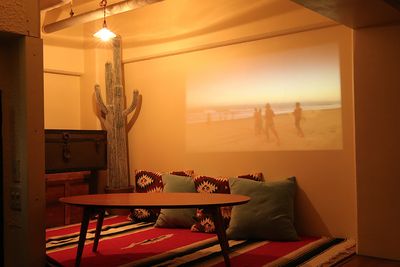 映画鑑賞も。 - レンタルカフェL1PCafe レンタルカフェスペースL1P Cafeの室内の写真