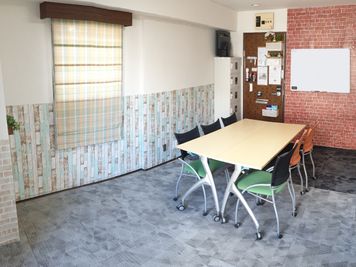 CAFE SPACE新宿・角部屋 社会的距離を保つ貸しスペースの室内の写真