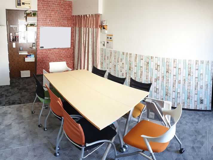 社会的距離を保つ貸しスペース - CAFE SPACE新宿・角部屋