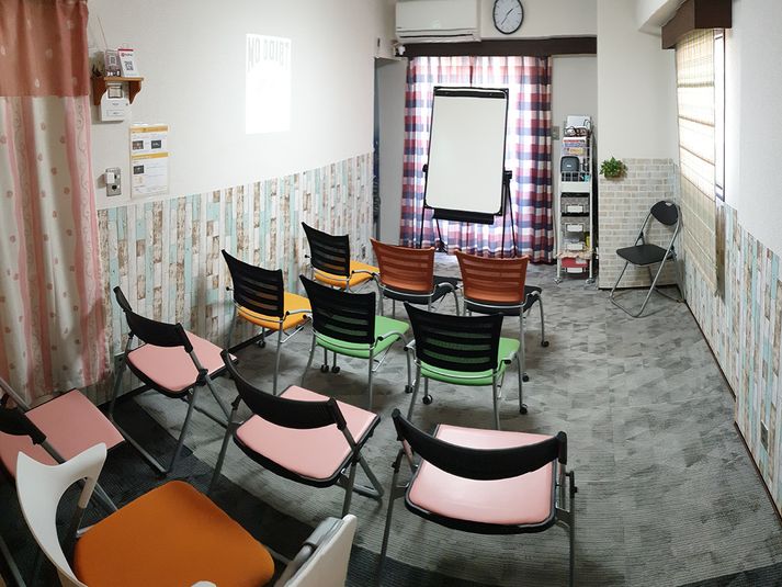 社会的距離を保つ貸しスペース - CAFE SPACE新宿・角部屋