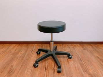 キャスター付き丸椅子 - レンタルサロンSola レンタルサロンSola(ソラ)の設備の写真