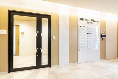 BIZcomfort町田 会議室（6名用）の入口の写真
