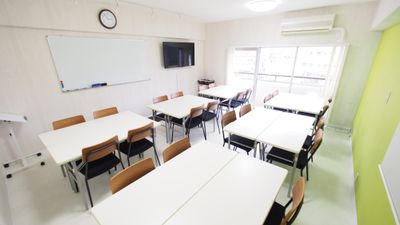 ワークショップ向けレイアウト - 【KOMOREBI】渋谷貸会議室 WiFi電源おしゃれ 女性に人気の室内の写真