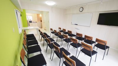 セミナー向けレイアウト - 【KOMOREBI】渋谷貸会議室 WiFi電源おしゃれ 女性に人気の室内の写真