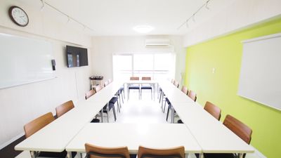 貸し会議室会議用レイアウト - 【KOMOREBI】渋谷貸会議室 WiFi電源おしゃれ 女性に人気の室内の写真