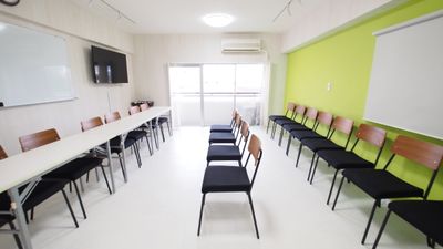 面接向けレイアウト - 【KOMOREBI】渋谷貸会議室 WiFi電源おしゃれ 女性に人気の室内の写真