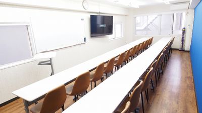 セミナー・教室・講習会向けレイアウト - 【アズール】池袋おしゃれ貸会議室 WiFi大型モニタホワイトボードの室内の写真