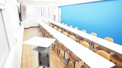 セミナー・教室・講習会向けレイアウト - 【アズール】池袋おしゃれ貸会議室 WiFi大型モニタホワイトボードの室内の写真