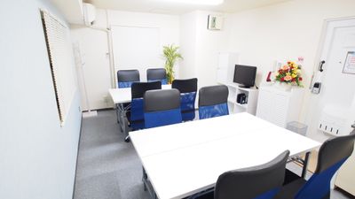 二つのテーブルを向かい合わせたワークショップ向けレイアウト - 【マリーナ】新宿の貸し会議室 WiFi大型モニタホワイトボードの室内の写真