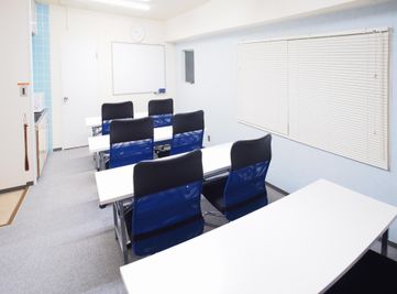 教室・セミナー向けレイアウト - 【マリーナ】新宿の貸し会議室 WiFi大型モニタホワイトボードの室内の写真
