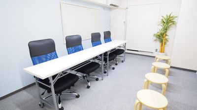 面接向けレイアウト - 【マリーナ】新宿の貸し会議室 WiFi大型モニタホワイトボードの室内の写真