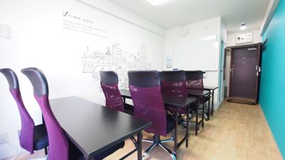 教室向けレイアウト - 【ベネチア】新宿貸し会議室 WiFi大型モニタホワイトボードの室内の写真