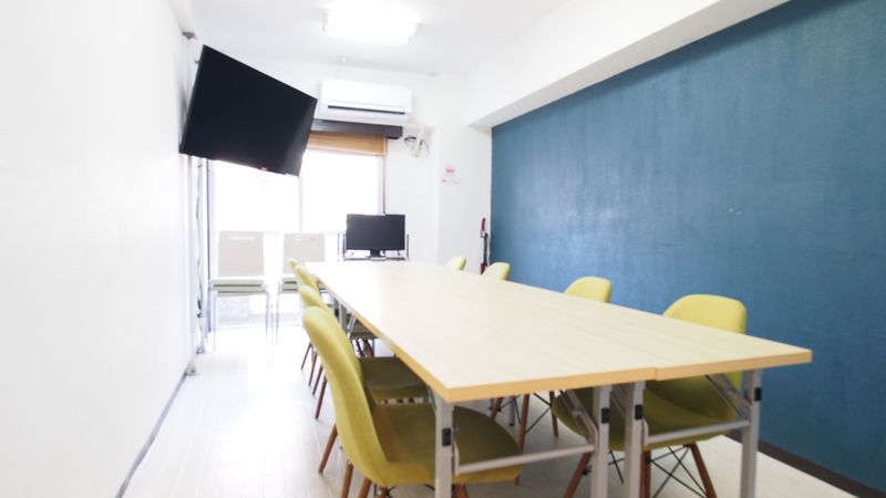 ネイビーブルーの壁が特徴のレンタルスペース - 【ラピス】東京 新宿の貸し会議室 WiFi大型モニタホワイトボードの室内の写真