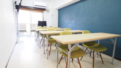 教室向けレイアウト - 【ラピス】東京 新宿の貸し会議室 WiFi大型モニタホワイトボードの室内の写真