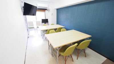 二つのテーブルを合わせたワークショップ向けレイアウト - 【ラピス】東京 新宿の貸し会議室 WiFi大型モニタホワイトボードの室内の写真
