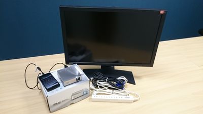 ２３インチモニターとミニプロジェクター - 【ラピス】東京 新宿の貸し会議室 WiFi大型モニタホワイトボードの設備の写真