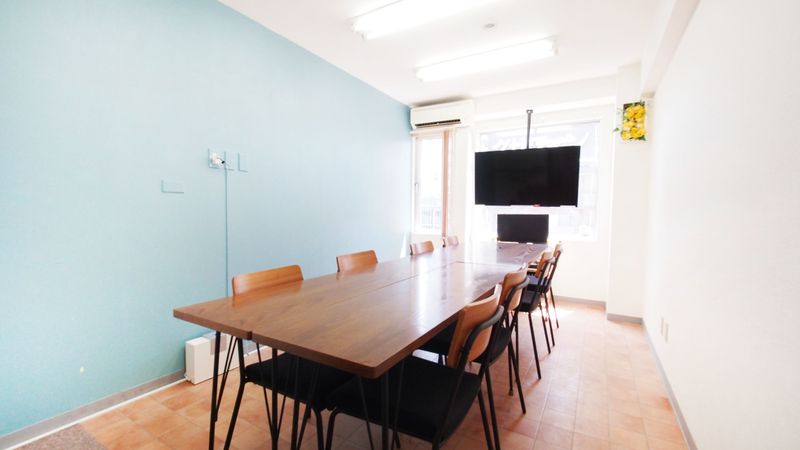 明るいブルーの壁が特徴のレンタルスペースです - 【テラス】横浜の貸し会議室 WiFi大型モニタホワイトボードの室内の写真