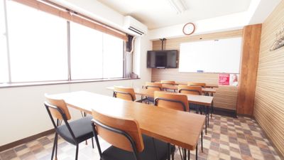 教室向けレイアウト - 【ワイナリー】横浜の貸し会議室 WiFi大型モニタホワイトボードの室内の写真