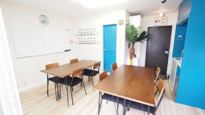 二つのテーブルを向かい合わせたワークショップ向けレイアウト - 【マリブ】渋谷の貸し会議室 WiFi大型モニタホワイトボードの室内の写真