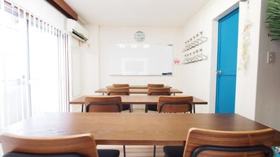 教室向けレイアウト - 【マリブ】渋谷の貸し会議室 WiFi大型モニタホワイトボードの室内の写真