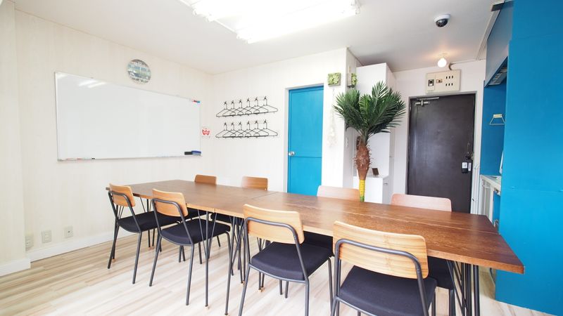 アメリカ西海岸の部屋をイメージしたレンタルスペースです。 - 【マリブ】渋谷の貸し会議室 WiFi大型モニタホワイトボードの室内の写真