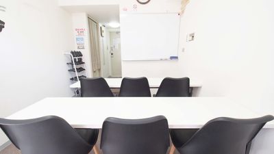 教室向けレイアウト - 【BASE】横浜の格安貸し会議室 WiFi大型モニタホワイトボードの室内の写真