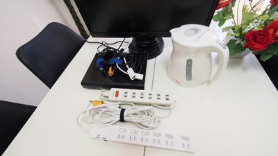 小型モニターやケトルなどの備品 - 【BASE】横浜の格安貸し会議室 WiFi大型モニタホワイトボードの設備の写真
