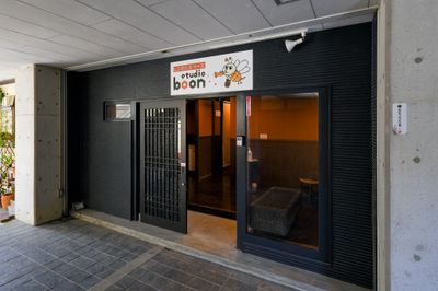 ✓黒い外観が目印です - スタジオブーン八女 完全個室のレッスンスタジオの入口の写真