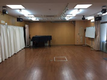 B1ホールは合唱練習、ダンス練習用に作りました、グランドピアノの調律最低年4回は行います、1面は鏡がついています。 - スペースコウヨウ